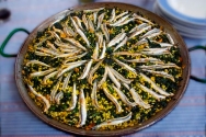 Arroz con espinacas, ajos tiernos y boquerones