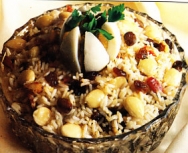 Arroz con jamón, pasas y almendras