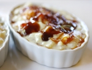 Arroz con leche con uvas y sirope de caramelo
