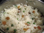 Arroz con pasas, arvejas y palmitos