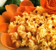 Arroz con pétalos de rosa y bayas