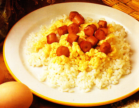 Arroz con salchichas y huevos
