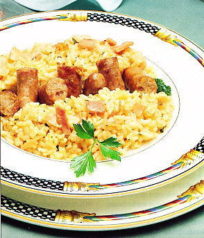 Arroz con salchichas y jamón