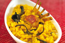 Arroz con trompetas de la muerte y conejo