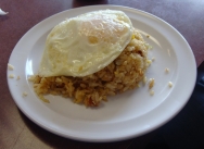 Arroz con verduras y huevos escalfados