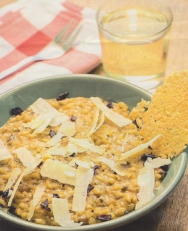 Arroz cremosos de espinacas, piñones y pasas con crujiente de parmesano