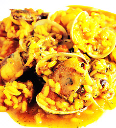 Arroz marinero con sepias pequeñas y almejas