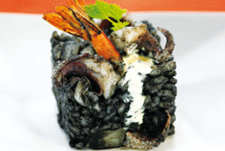 Arroz negro con sepionets y langostinos