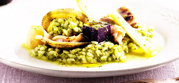 Arroz verde con verduras y almejas