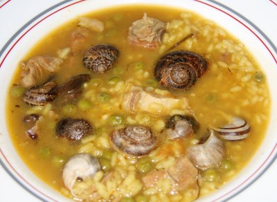 Arroz y guisantes con caracoles