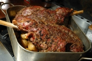 Asado de piernas de cordero lechal