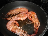Asando las gambas...