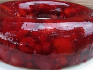Áspic de cerezas y fresas.