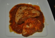 Atún al ajo con tomate