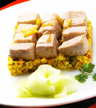 Atún con arroz y ensalada de pepino