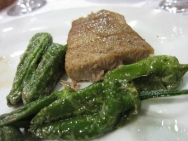 Atún con pimientos verdes