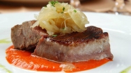Atún con salsa de pimientos y cebolla confitada