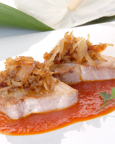 Atún con tomate y cebolla frita