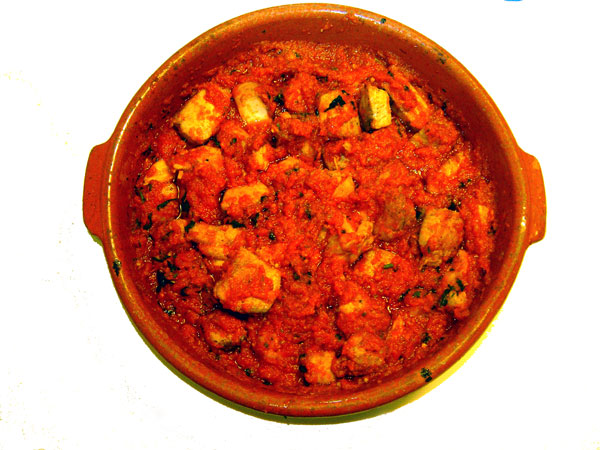 Atún con tomate
