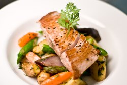 Atún con verduras asadas