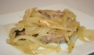 Atún en salsa de cebolla