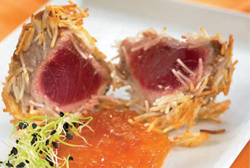 Atún semi-crudo con mermelada de naranja y costra crujiente