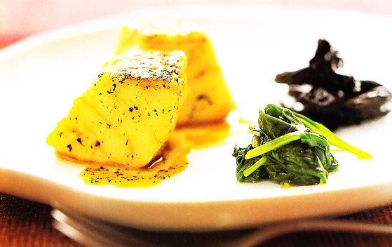 Bacalao, ajo, pimientón dulce, trompetas de la muerte y espinacas