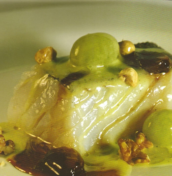 Bacalao al pil-pil con uvas, pasas y nueces