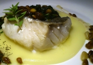 Bacalao con pasas y piñones
