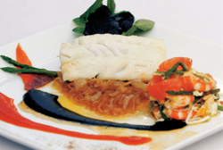 Bacalao confitado, emulsión de pil-pil a la tinta de calamar, tomate con revuelto marinero