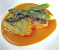 Bacalao en tempura con espárragos y crema de calabaza