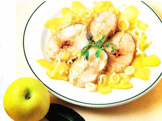 Bacalao fresco con puerros y manzanas