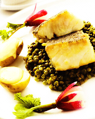 Bacalao frito con patatas y guisantes