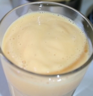 Batido de peras y melocotón con nata montada