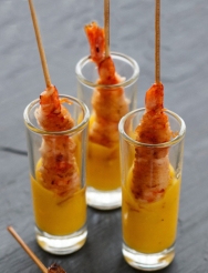 BBrocheta de gamba crujiente con salsa de mango