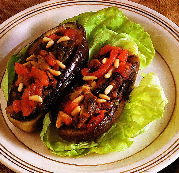 Berenjenas rellenas con tomate y piñones