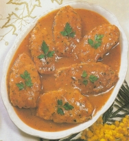 Berenjenas rellenas de carne magra de cerdo con salsa de tomate