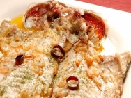 Besugo a la espalda con pimientosdel piquillo