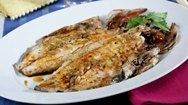 Besugo a la espalda sobre cama de pimientos