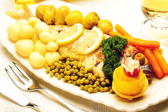 Besugo al horno con guarnición