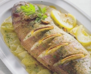Besugo al horno con patatas al vino blanco