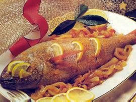 Besugo al horno con tomate y cebolla