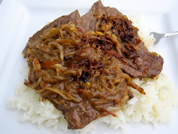 Bistec encebollado a la criolla