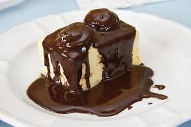 Biscuit helado de turrón con chocolate caliente