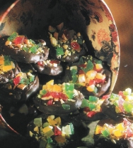 Bizcocho con chocolate y frutas escarchadas