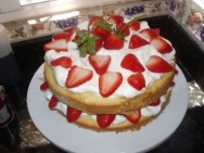Bizcocho con fresas y nata