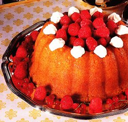 Bizcocho con frutas del bosque y nata