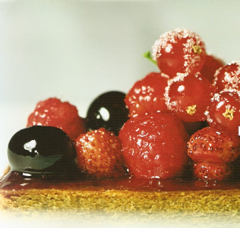 Bizcocho de regaliz con salteado de frutos rojos