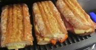 Bocadillo crujiente con surtido de embutidos y queso