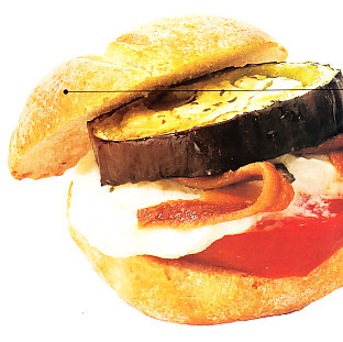 Bocadillo de berenjena con queso